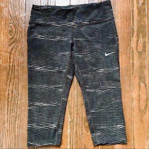 Nike women’s small black and white 3/4 tight